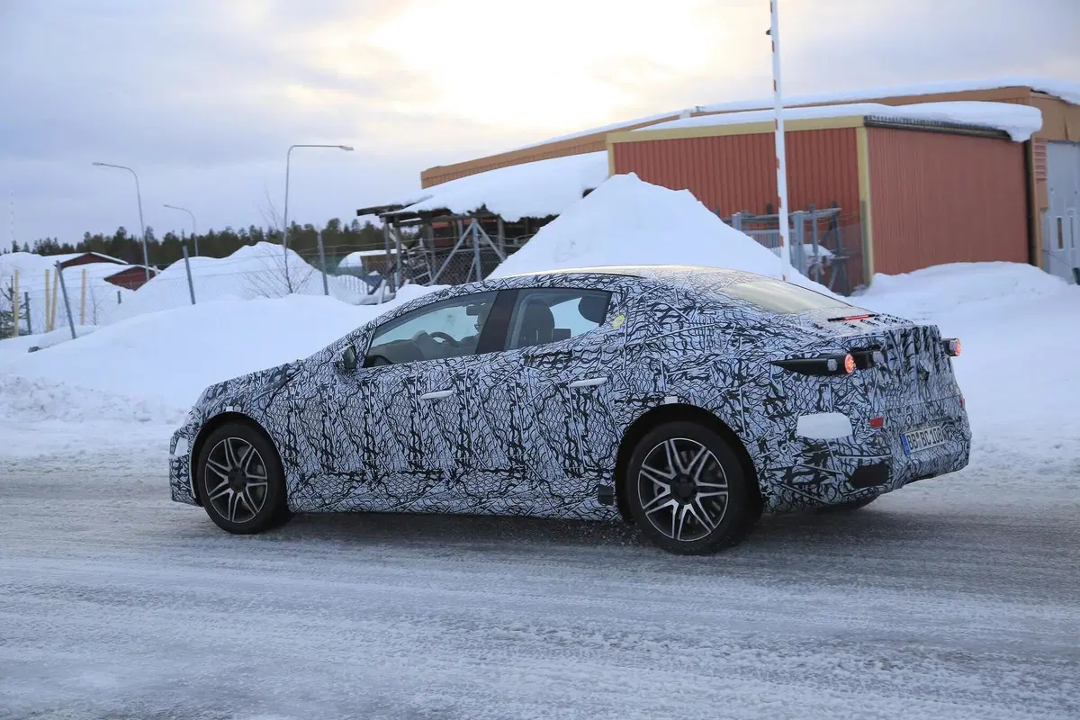 Mercedes EQE: in arrivo una berlina elettrica [Foto spia] (8)