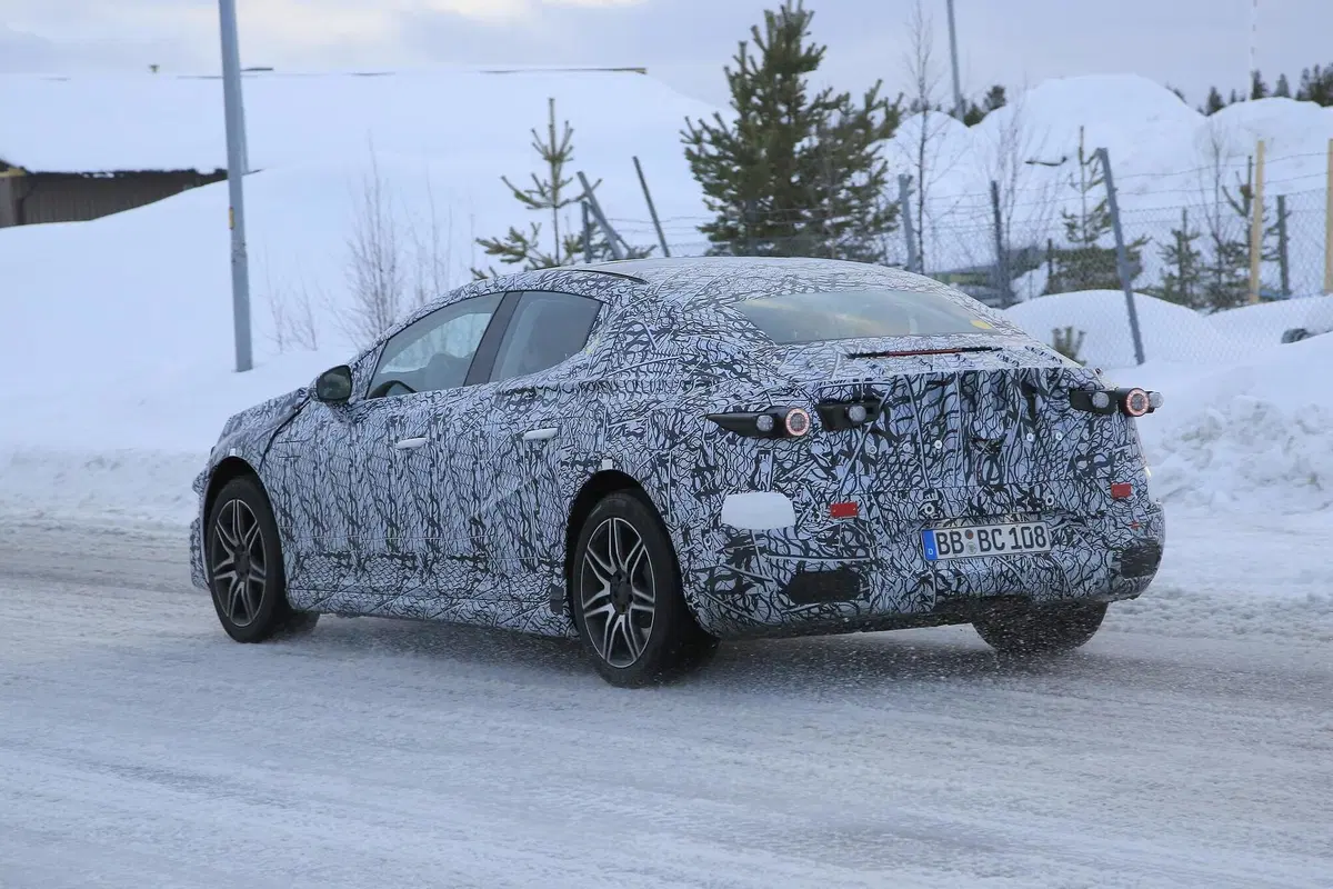 Mercedes EQE: in arrivo una berlina elettrica [Foto spia] (11)
