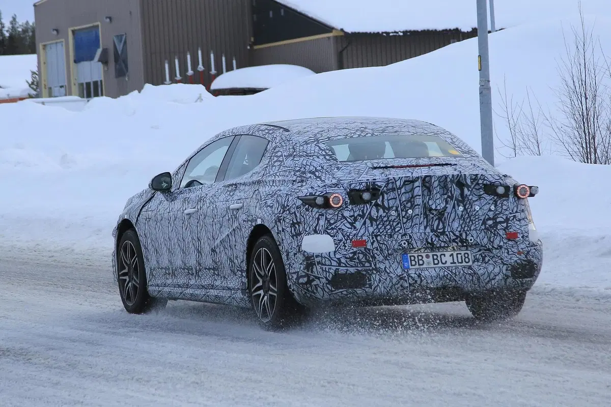 Mercedes EQE: in arrivo una berlina elettrica [Foto spia] (13)