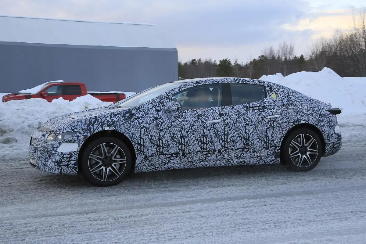 Mercedes EQE: in arrivo una berlina elettrica [Foto spia] (6)