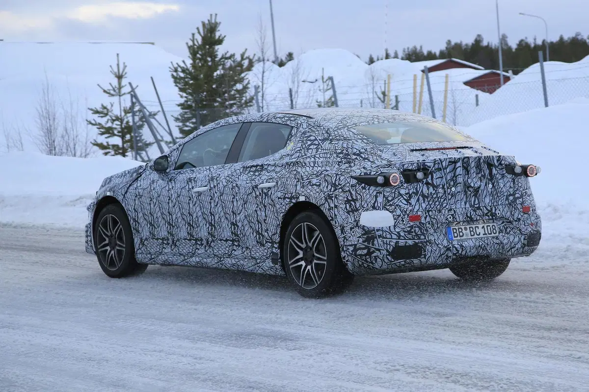 Mercedes EQE: in arrivo una berlina elettrica [Foto spia] (10)