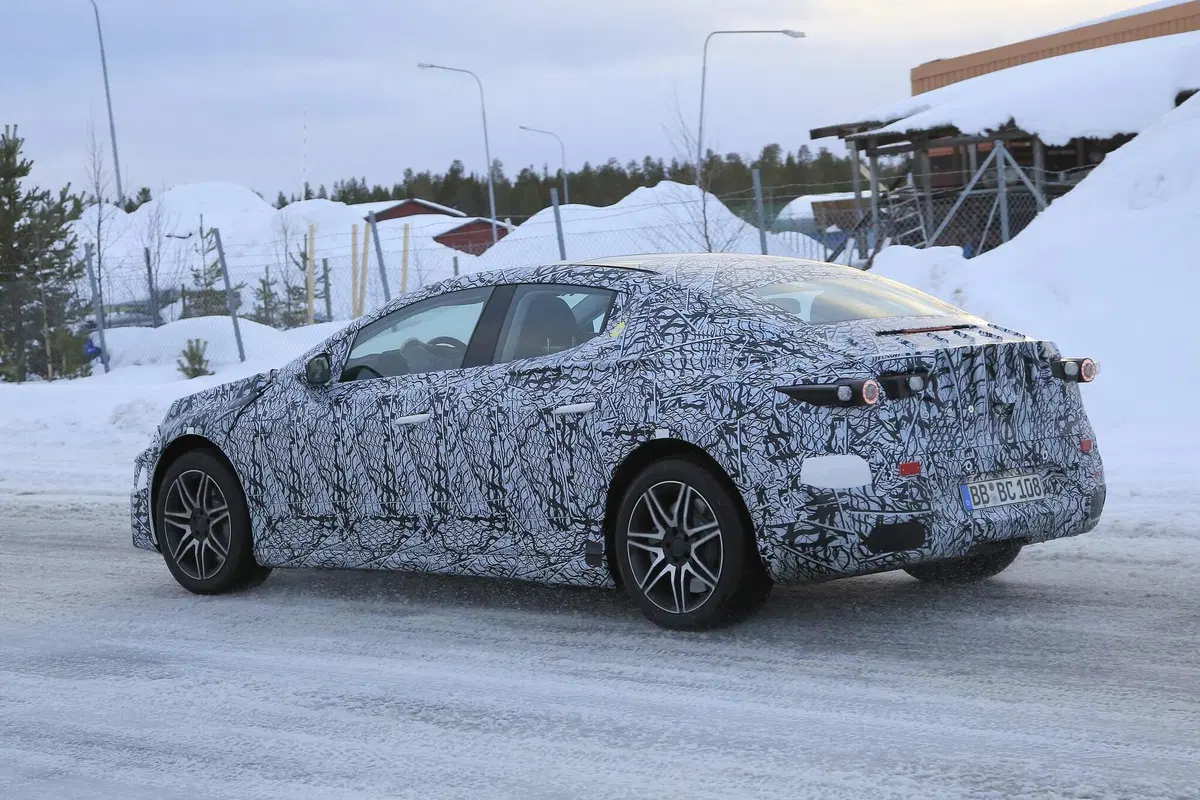 Mercedes EQE: in arrivo una berlina elettrica [Foto spia] (9)