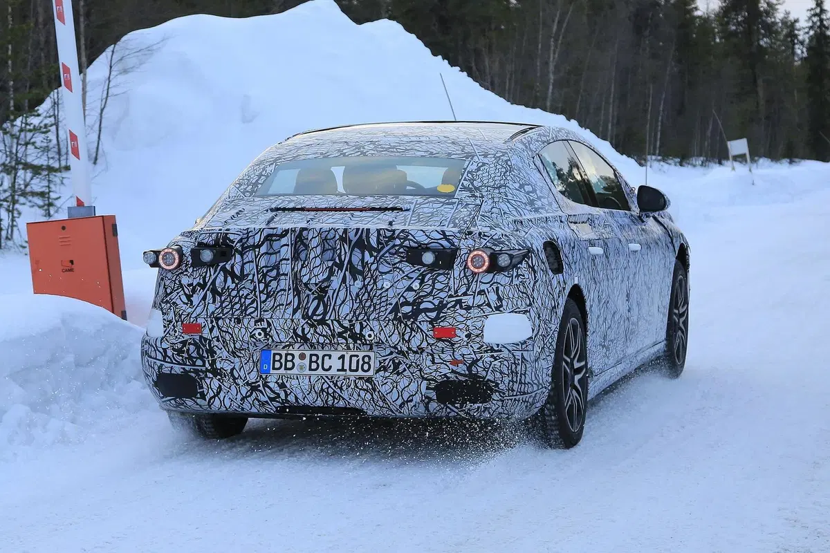 Mercedes EQE: in arrivo una berlina elettrica [Foto spia] (16)