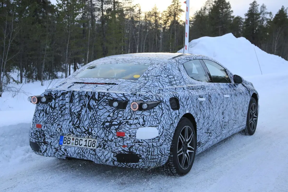 Mercedes EQE: in arrivo una berlina elettrica [Foto spia] (14)
