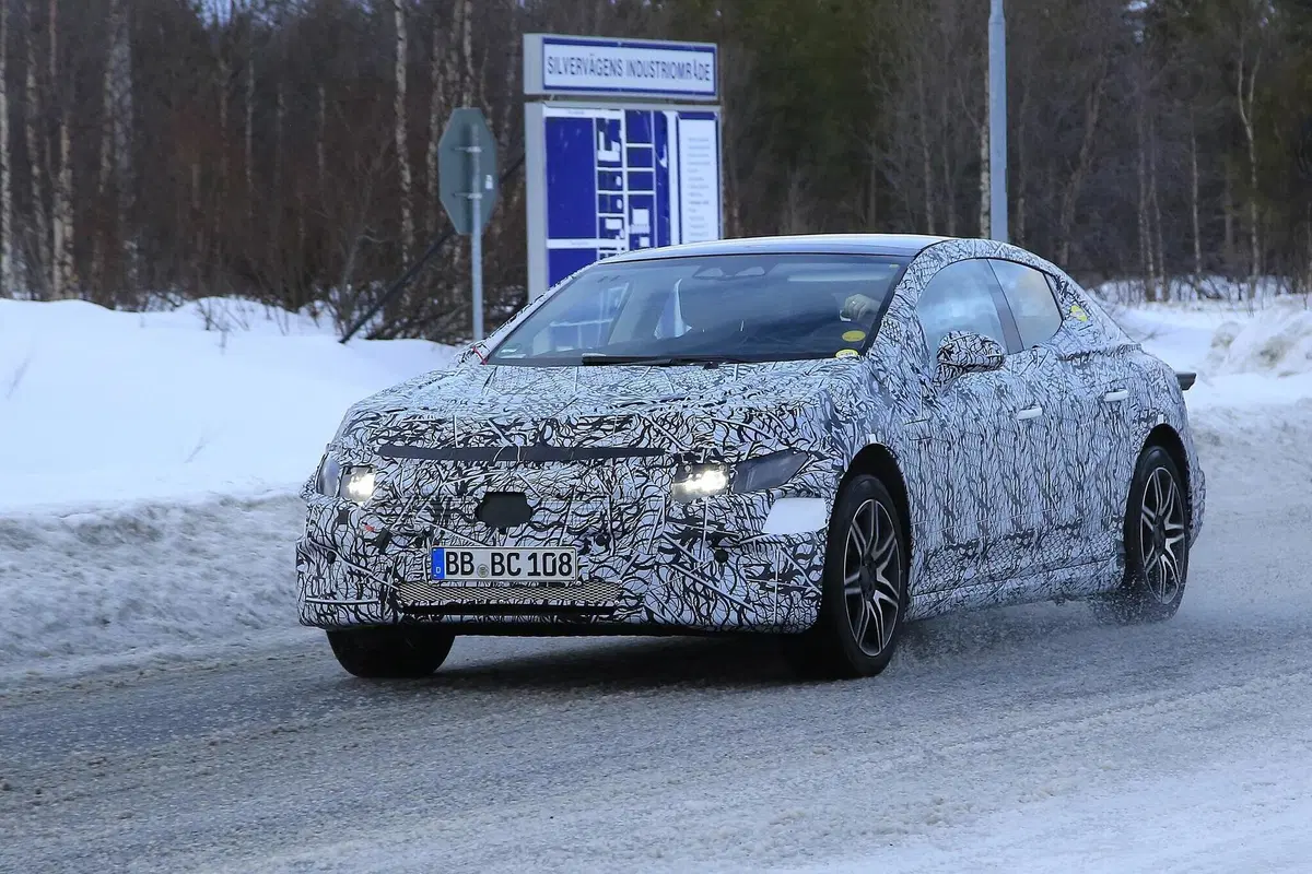 Mercedes EQE: in arrivo una berlina elettrica [Foto spia] (2)