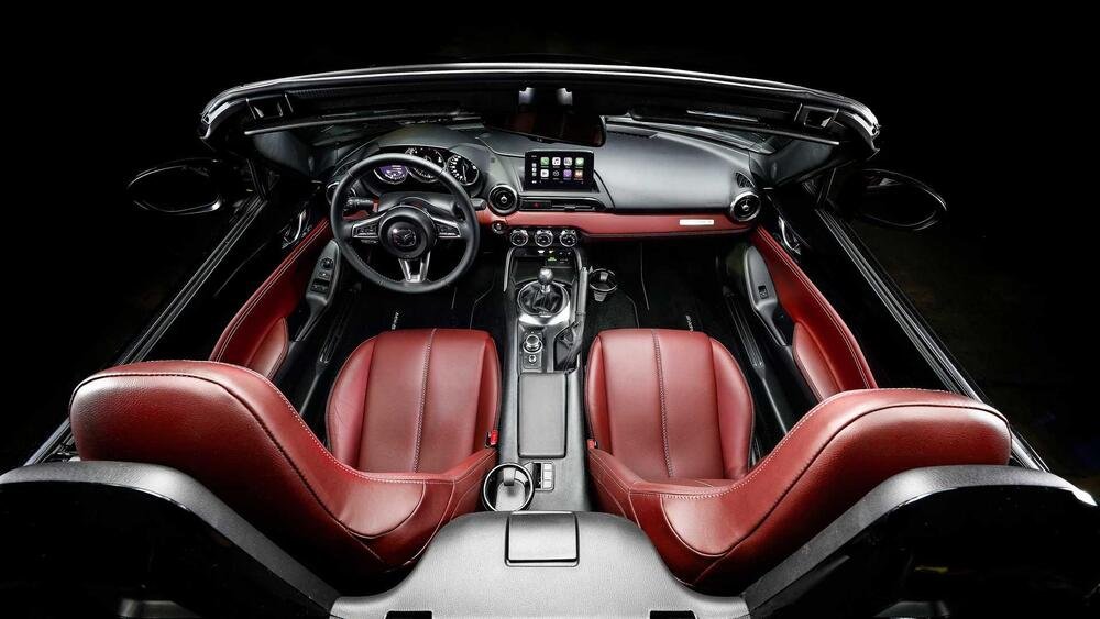 Gli interni in pelle rossa della Mazda MX-5 2020 Eunos Edition