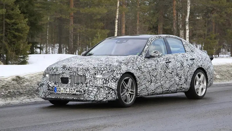 Mercedes-AMG C 53: la berlina sportiva "di mezzo" [Foto spia]