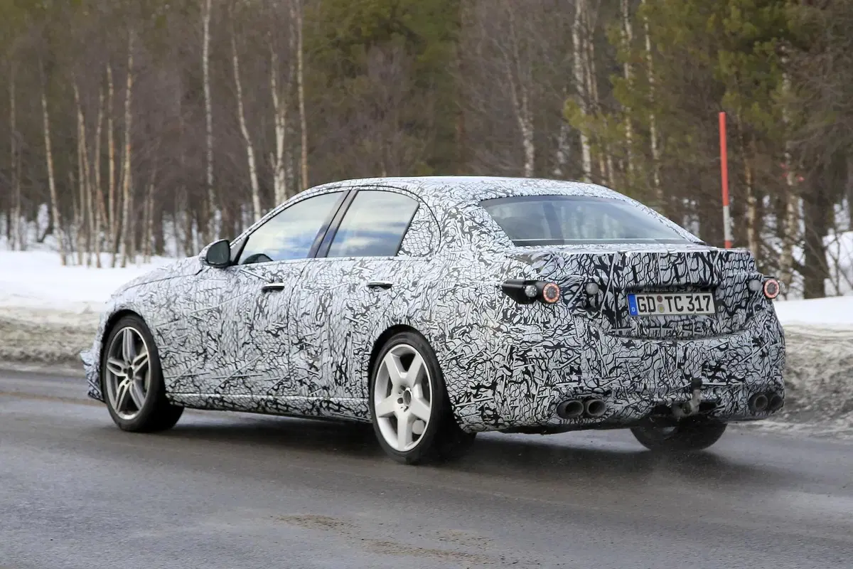 Mercedes-AMG C 53: la berlina sportiva 'di mezzo' [Foto spia] (8)