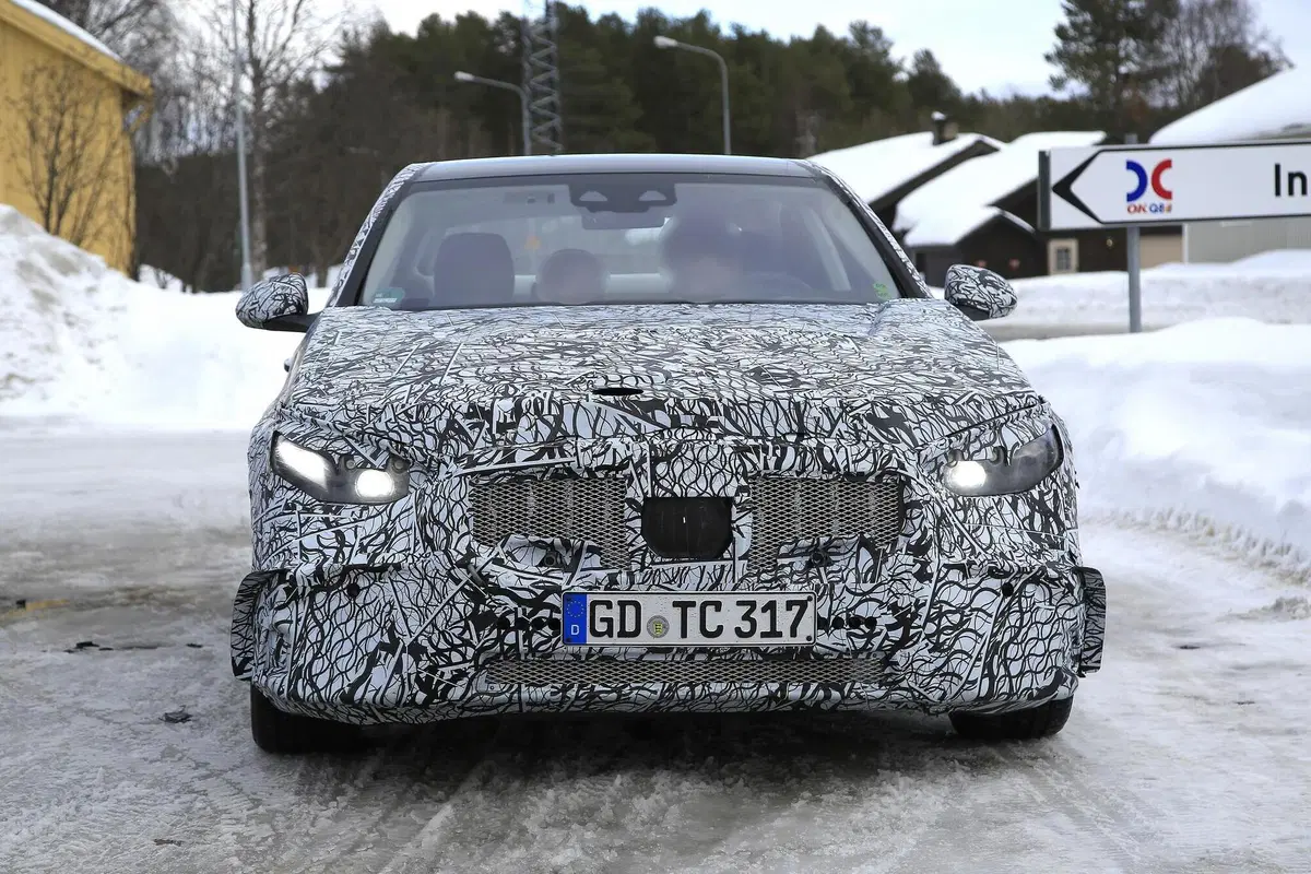 Mercedes-AMG C 53: la berlina sportiva 'di mezzo' [Foto spia] (12)
