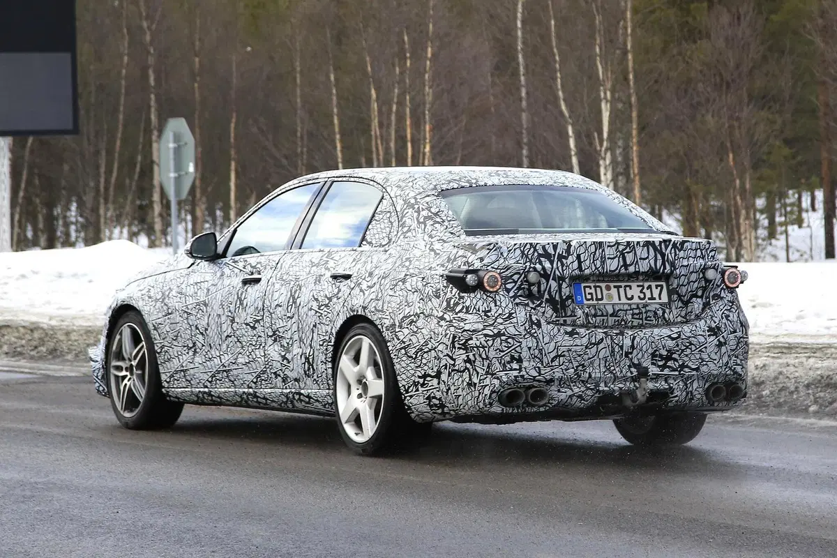 Mercedes-AMG C 53: la berlina sportiva 'di mezzo' [Foto spia] (9)