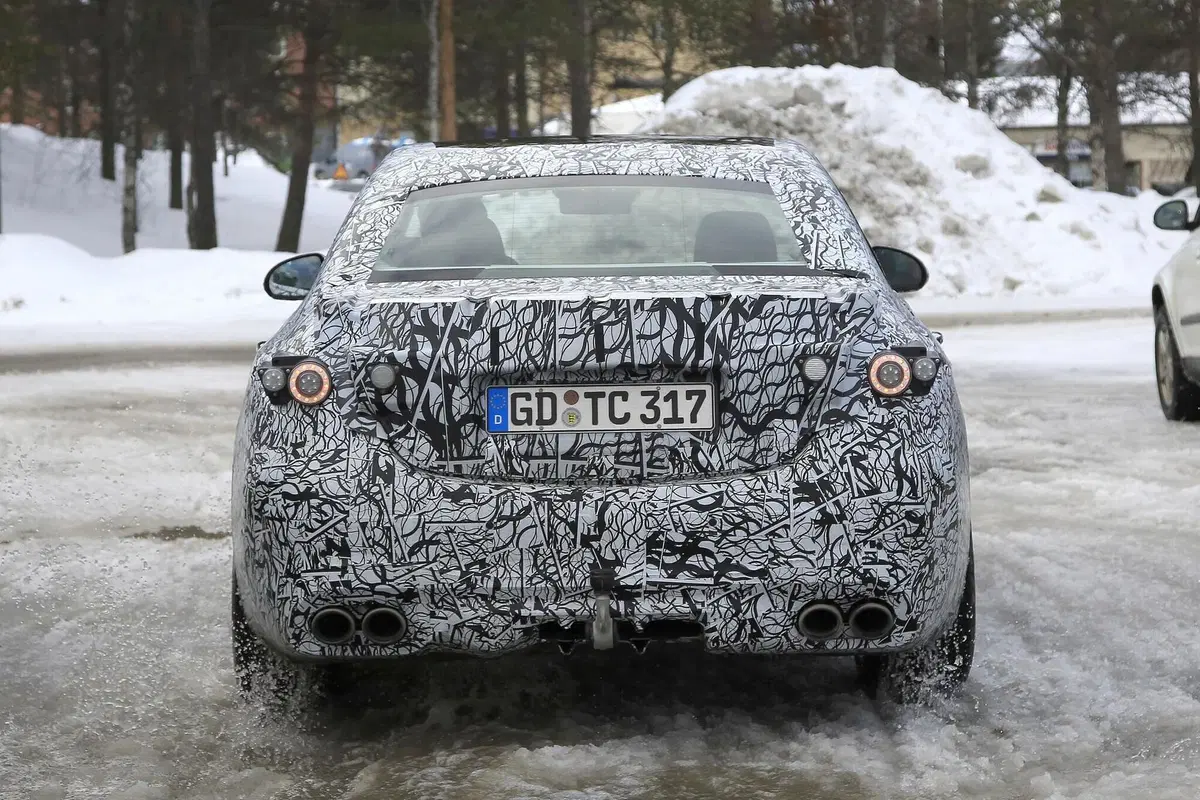 Mercedes-AMG C 53: la berlina sportiva 'di mezzo' [Foto spia] (11)