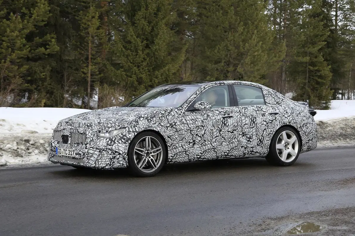 Mercedes-AMG C 53: la berlina sportiva 'di mezzo' [Foto spia] (4)
