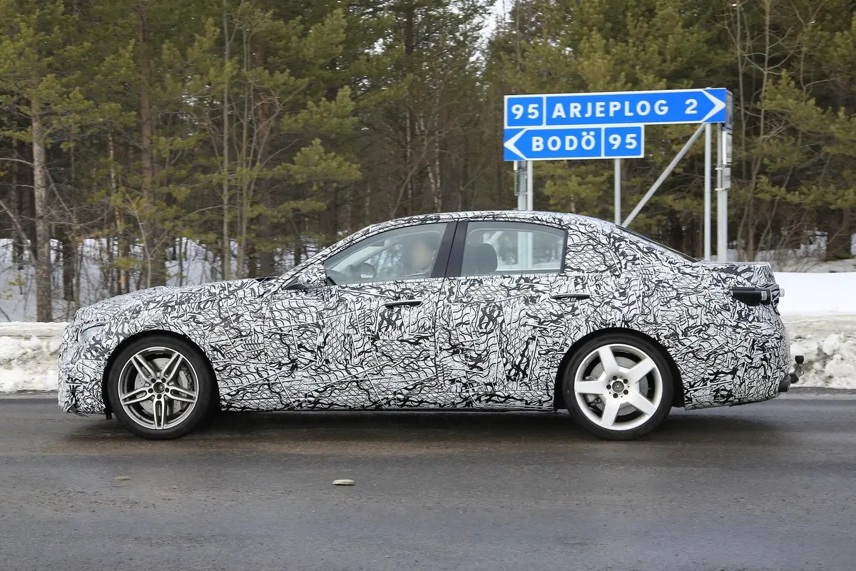 Mercedes-AMG C 53: la berlina sportiva 'di mezzo' [Foto spia] (5)