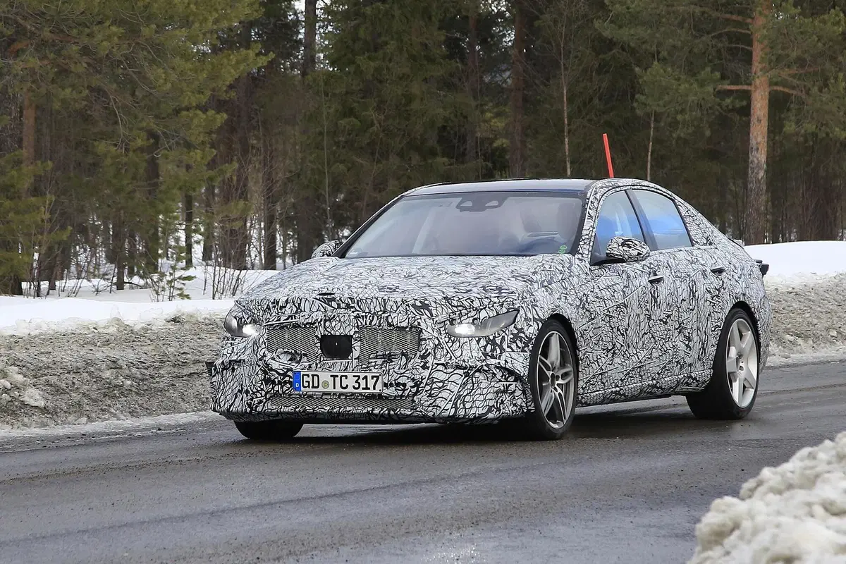 Mercedes-AMG C 53: la berlina sportiva "di mezzo" [Foto spia]