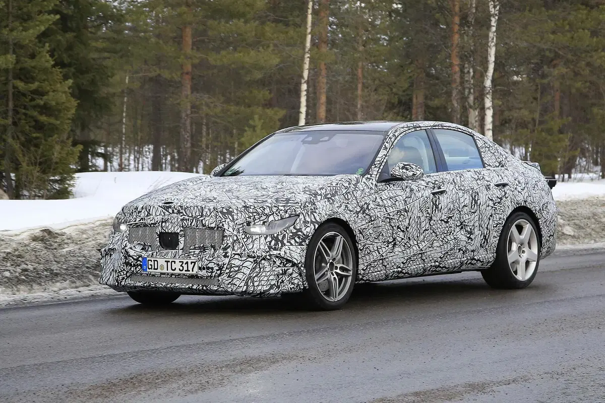 Mercedes-AMG C 53: la berlina sportiva 'di mezzo' [Foto spia] (3)