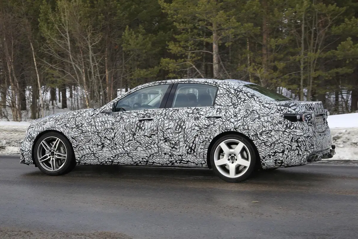 Mercedes-AMG C 53: la berlina sportiva 'di mezzo' [Foto spia] (6)