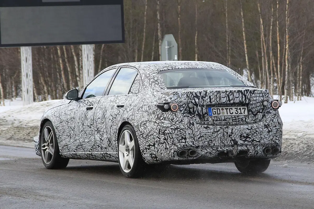 Mercedes-AMG C 53: la berlina sportiva 'di mezzo' [Foto spia] (10)