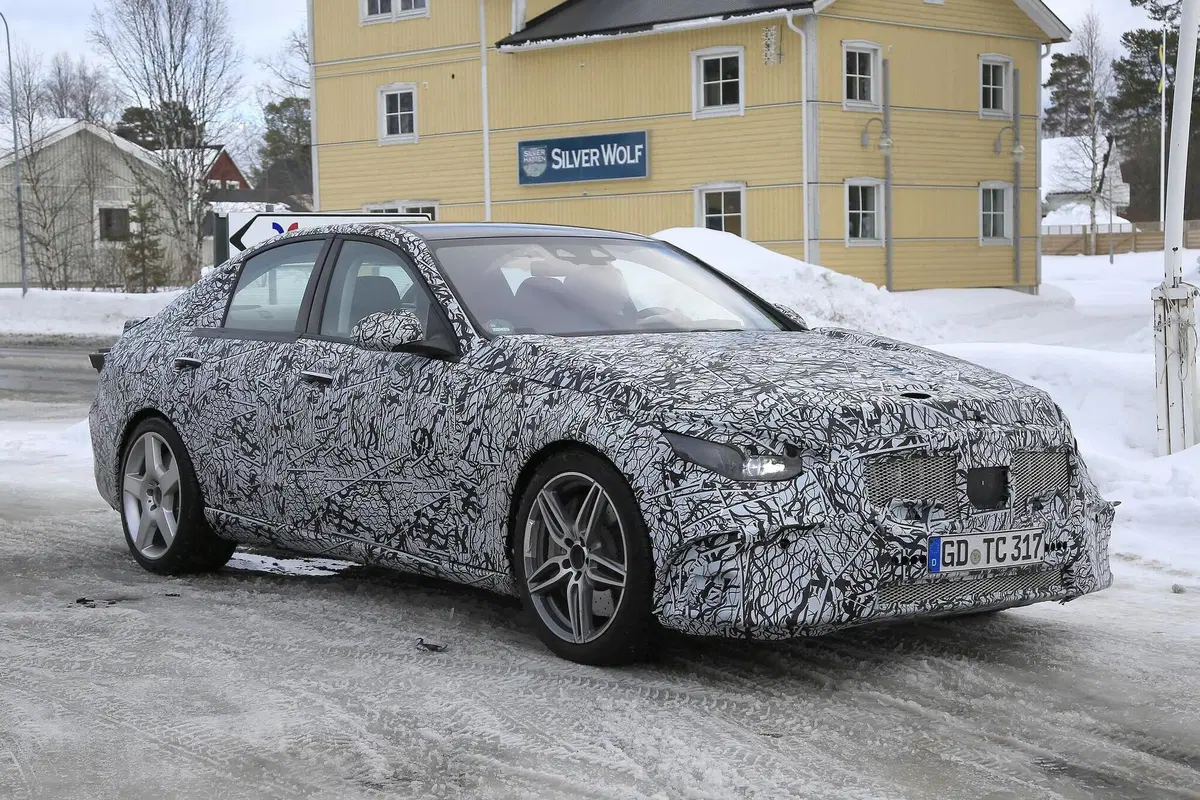 Mercedes-AMG C 53: la berlina sportiva 'di mezzo' [Foto spia] (13)