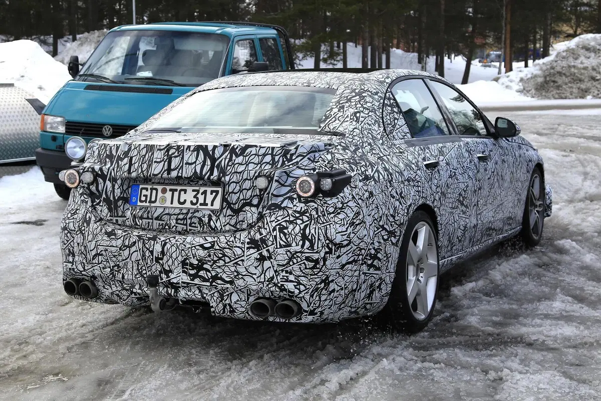 Mercedes-AMG C 53: la berlina sportiva 'di mezzo' [Foto spia] (16)