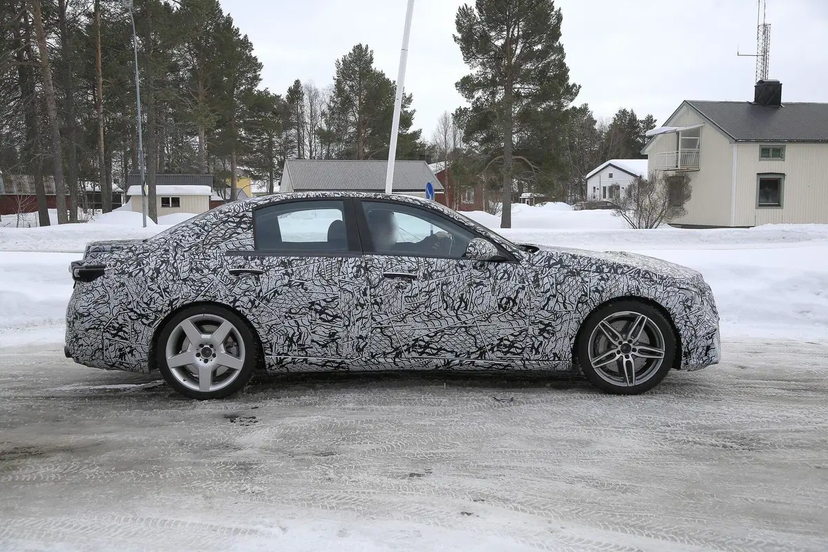 Mercedes-AMG C 53: la berlina sportiva 'di mezzo' [Foto spia] (14)