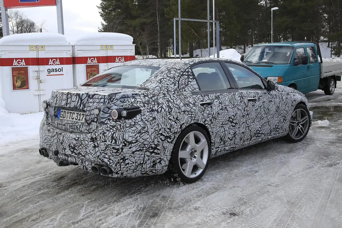 Mercedes-AMG C 53: la berlina sportiva 'di mezzo' [Foto spia] (15)