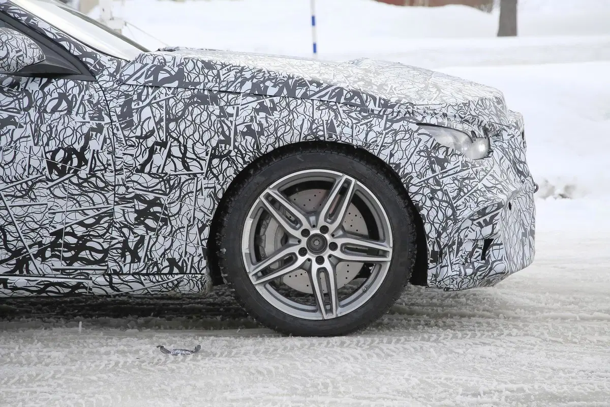 Mercedes-AMG C 53: la berlina sportiva 'di mezzo' [Foto spia] (18)