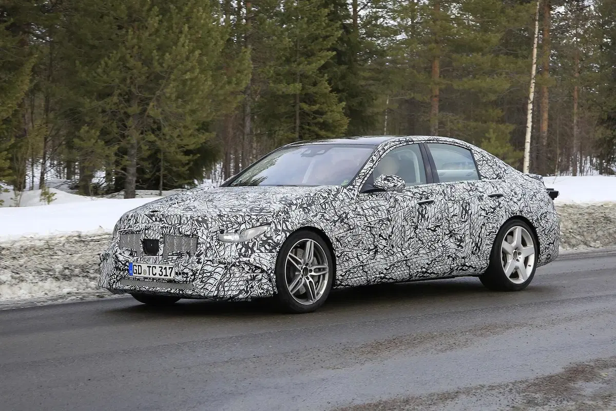 Mercedes-AMG C 53: la berlina sportiva 'di mezzo' [Foto spia] (2)