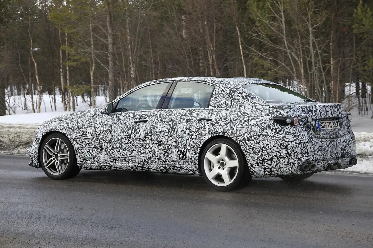 Mercedes-AMG C 53: la berlina sportiva 'di mezzo' [Foto spia] (7)