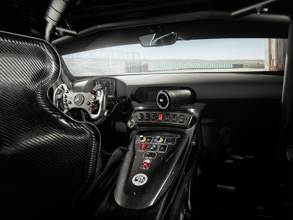 Gli interni rinnovati della Mercedes-AMG GT4 2020