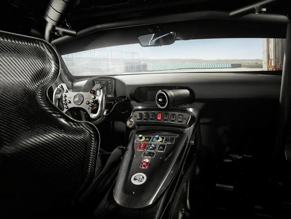 Mercedes-AMG GT4: rinnovo tecnico ed estetico per la racing car tedesca (4)