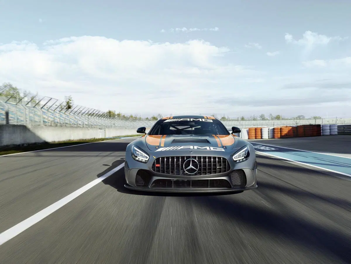 Mercedes-AMG GT4: rinnovo tecnico ed estetico per la racing car tedesca (5)