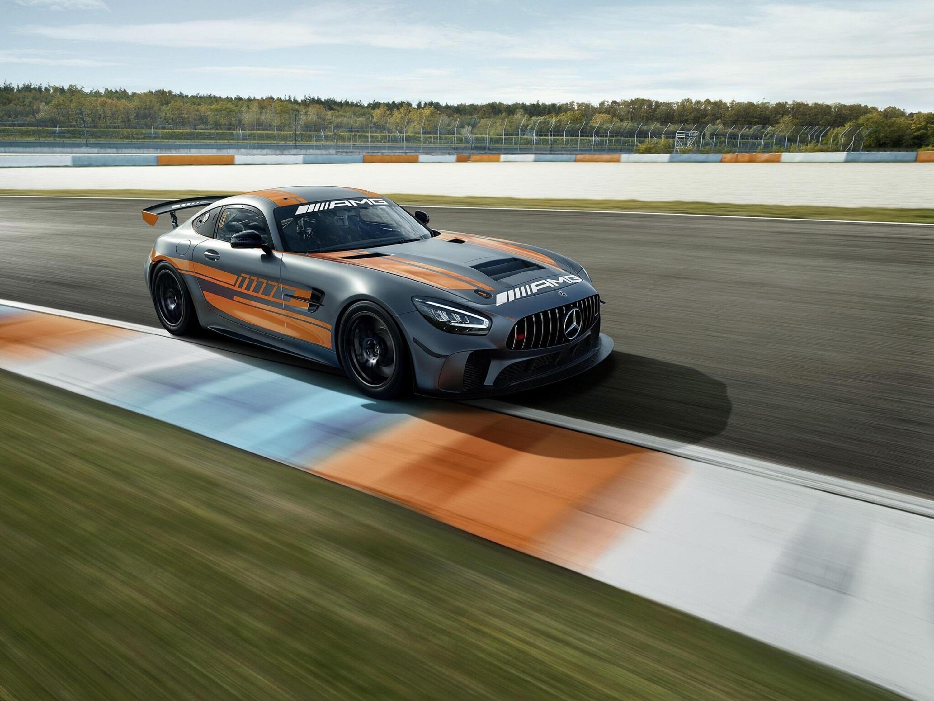 Mercedes-AMG GT4: rinnovo tecnico ed estetico per la racing car tedesca