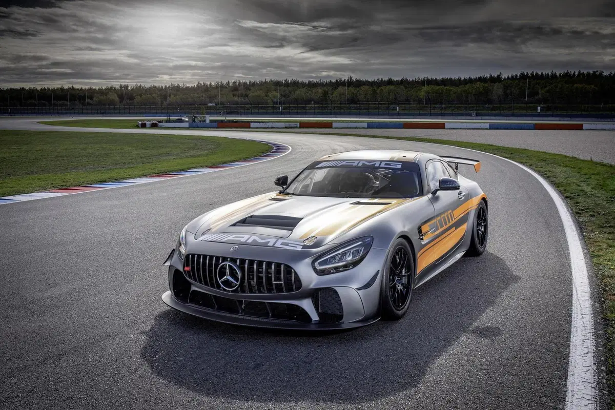 Mercedes-AMG GT4: rinnovo tecnico ed estetico per la racing car tedesca (7)