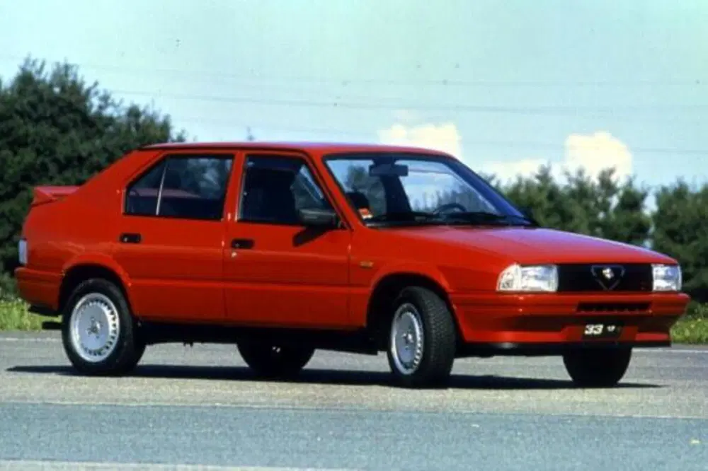 Rosso Alfa, spoiler dietro, 16 valvole e volendo la trazione integrale: una Quadrifoglio 33