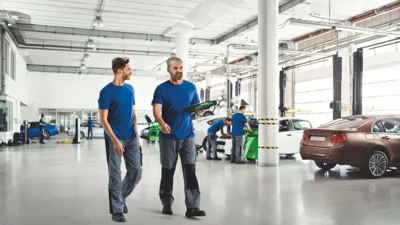 Auto officine al lavoro anche con il Covid-19 (senza mascherine): le auto in Italia si possono ancora usare e riparare