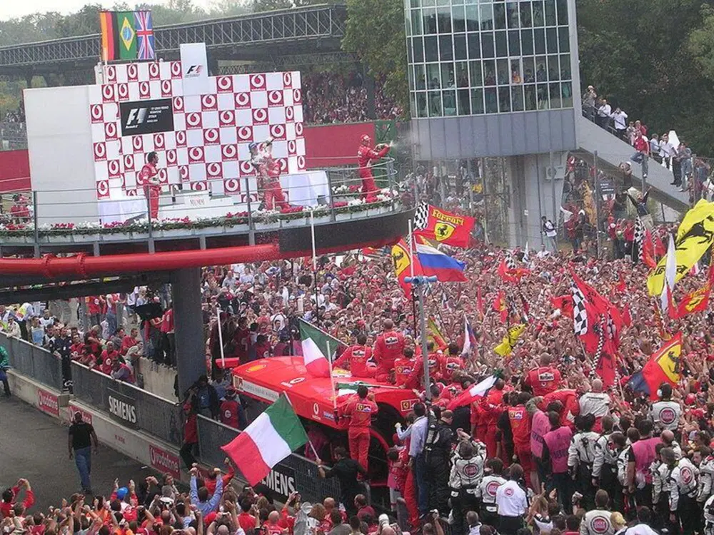 Il podio tra la folla "liberata" di Monza, vissuto almeno una volta da ogni giovane appassionato di F1 nella vita, per ora resta nelle foto