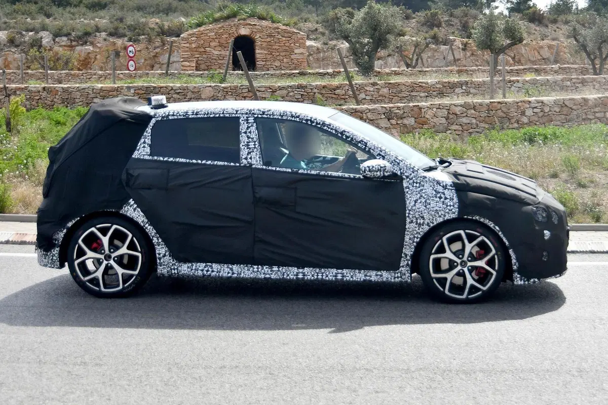 Hyundai i20 N 2020: eccola in strada [Foto spia] (6)