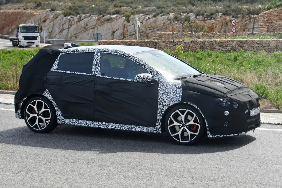 Hyundai i20 N 2020: eccola in strada [Foto spia] (5)