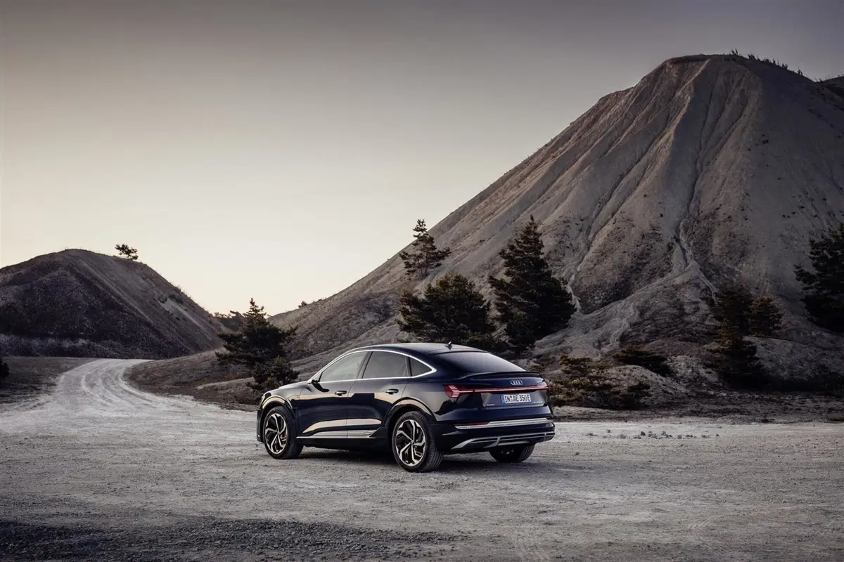 Audi e-tron Sportback Edition one: 408 CV ed estetica S Line (2)