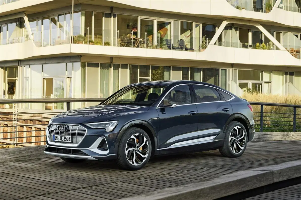 Audi e-tron Sportback Edition one: 408 CV ed estetica S Line (4)