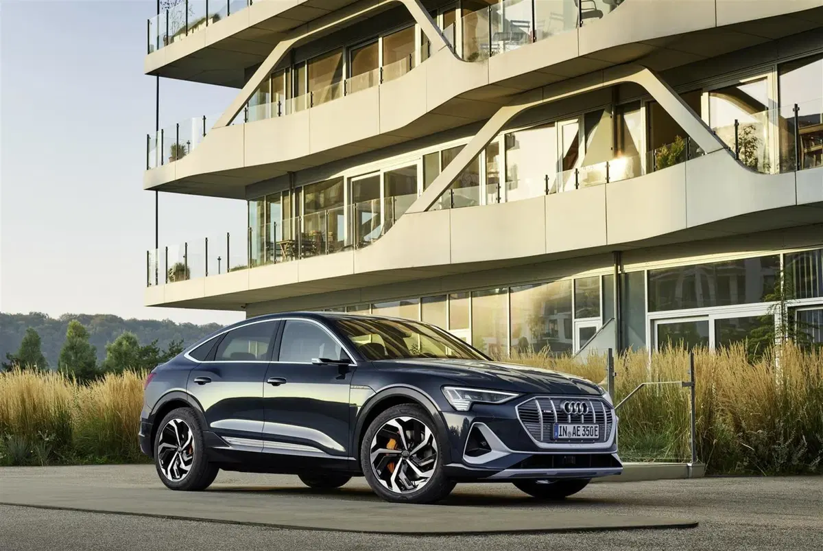 Audi e-tron Sportback Edition one: 408 CV ed estetica S Line (7)