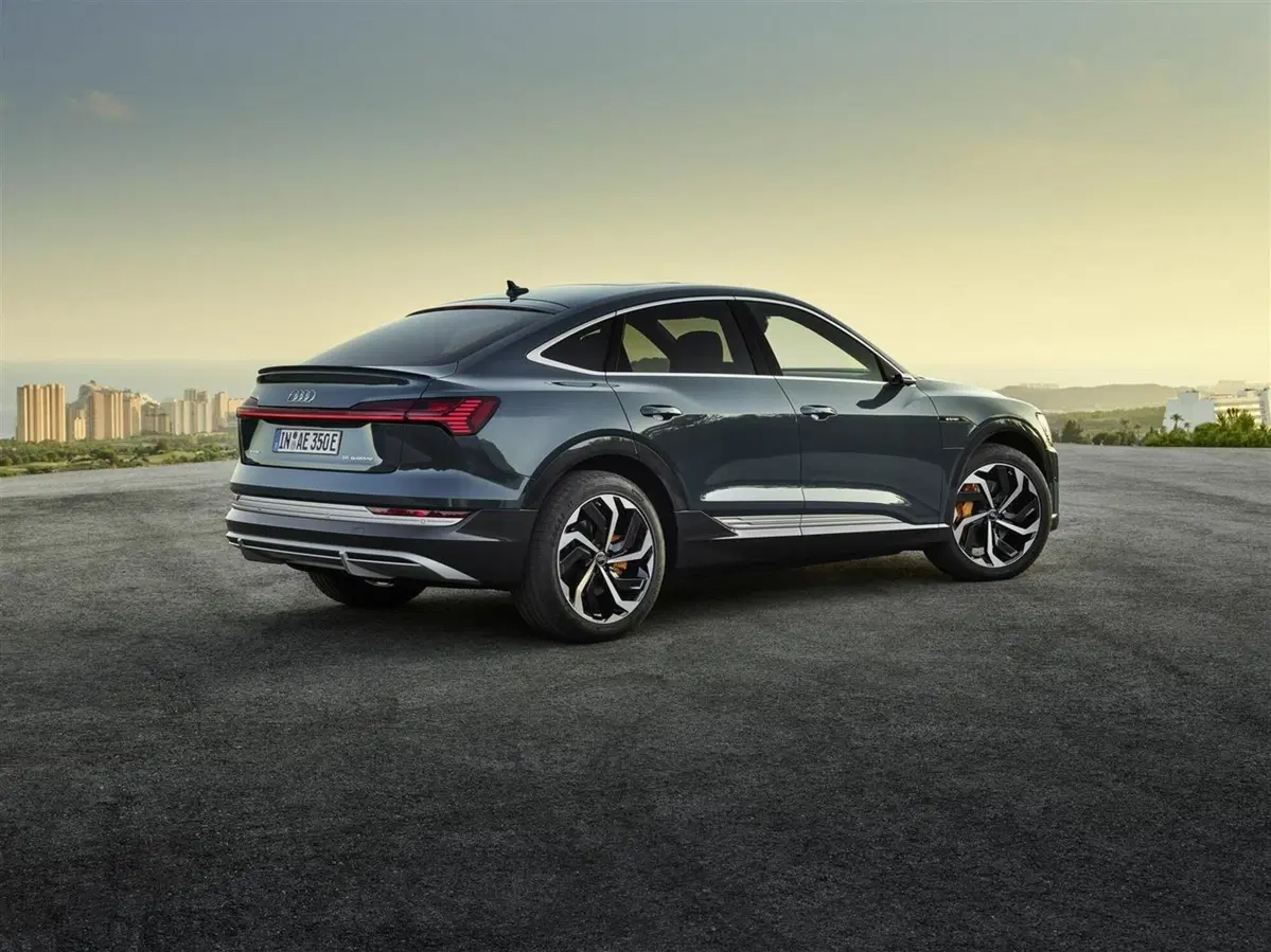 Audi e-tron Sportback Edition one: 408 CV ed estetica S Line (10)