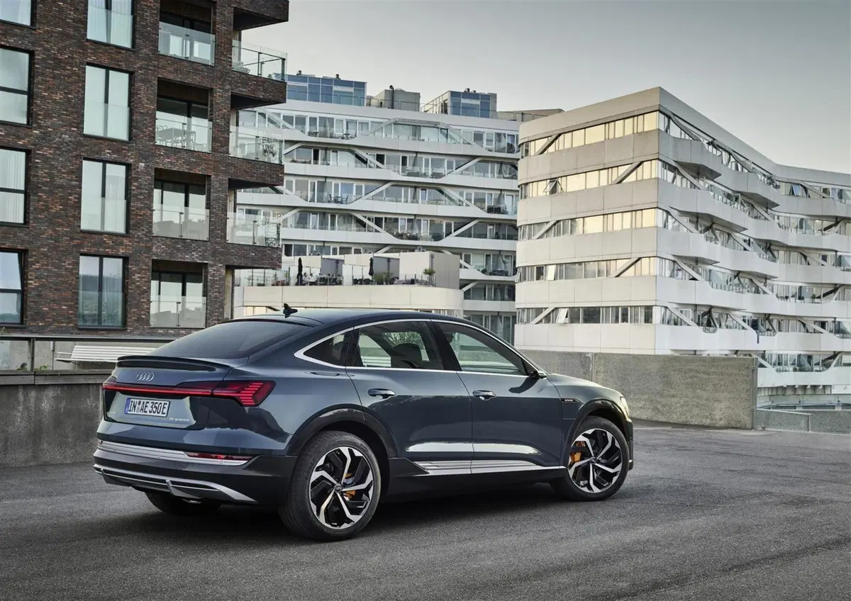 Audi e-tron Sportback Edition one: 408 CV ed estetica S Line (8)