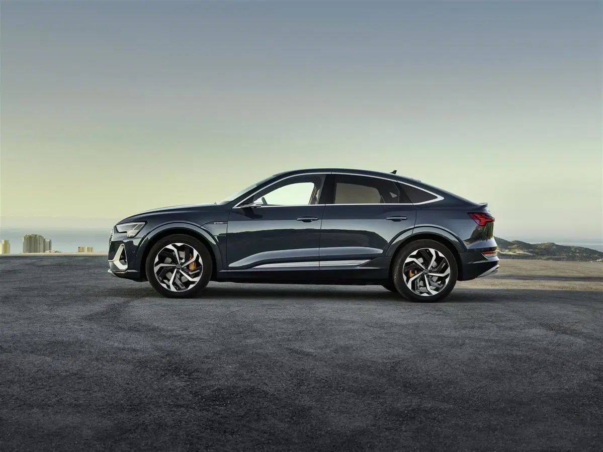 Audi e-tron Sportback Edition one: 408 CV ed estetica S Line (9)