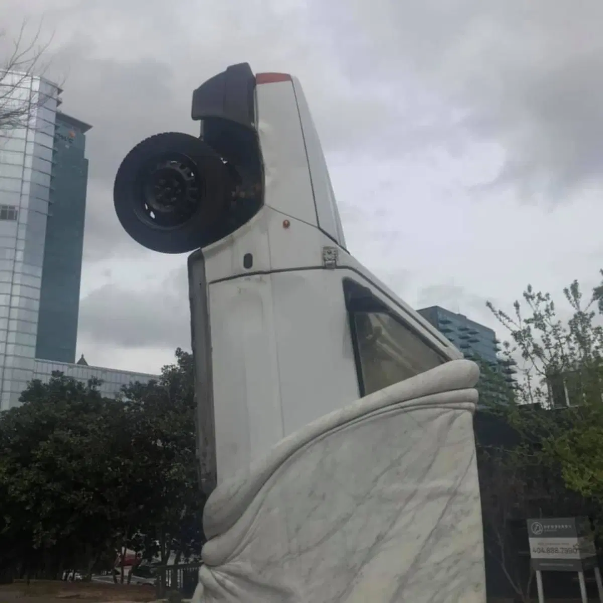 Sculture strane ne abbiamo? Ecco l’Autoeater americano che si mangia la Fiat Panda ad Atlanta [foto] (8)