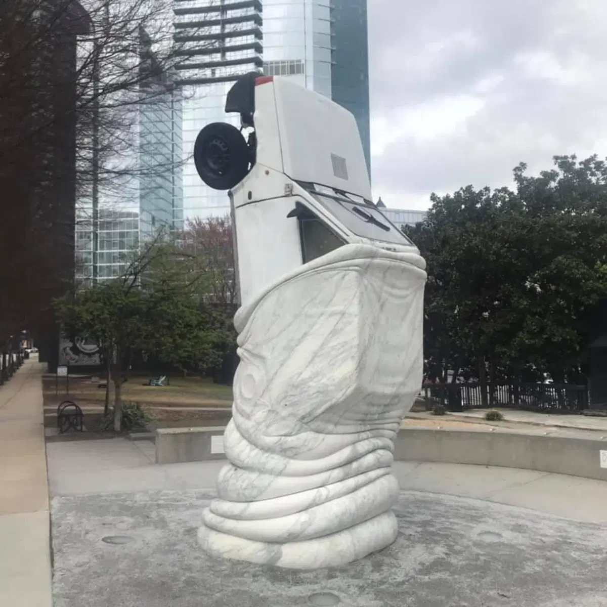 Sculture strane ne abbiamo? Ecco l’Autoeater americano che si mangia la Fiat Panda ad Atlanta [foto] (9)