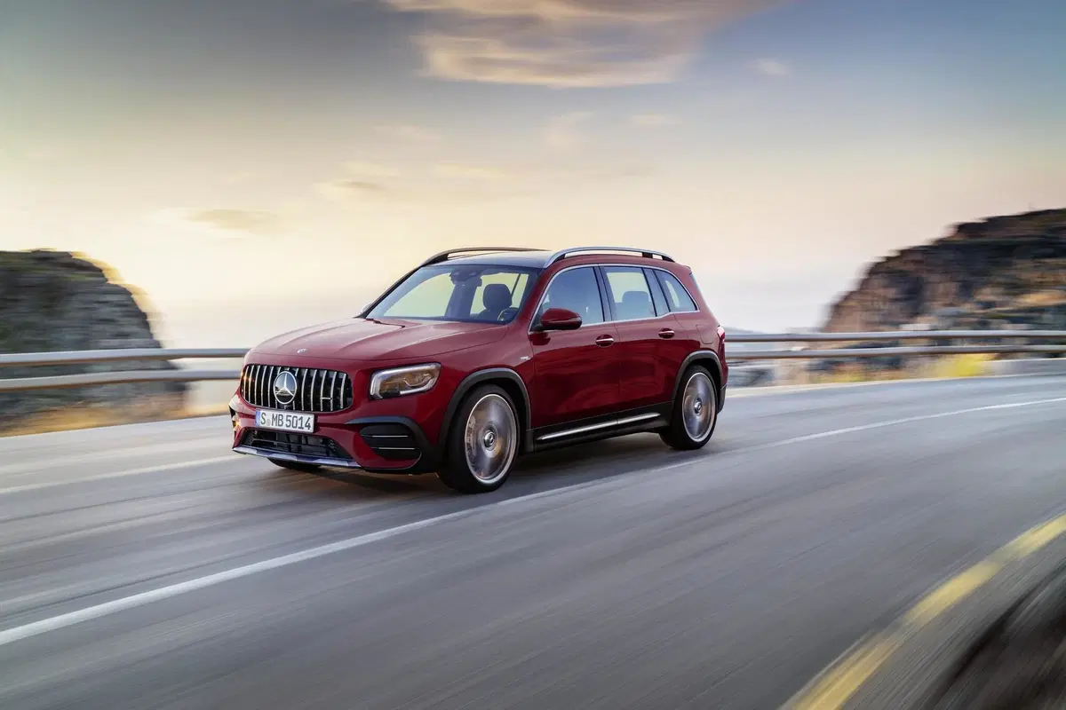 Mercedes-AMG GLB 35: ordini aperti e prezzo da 58.200 euro (4)