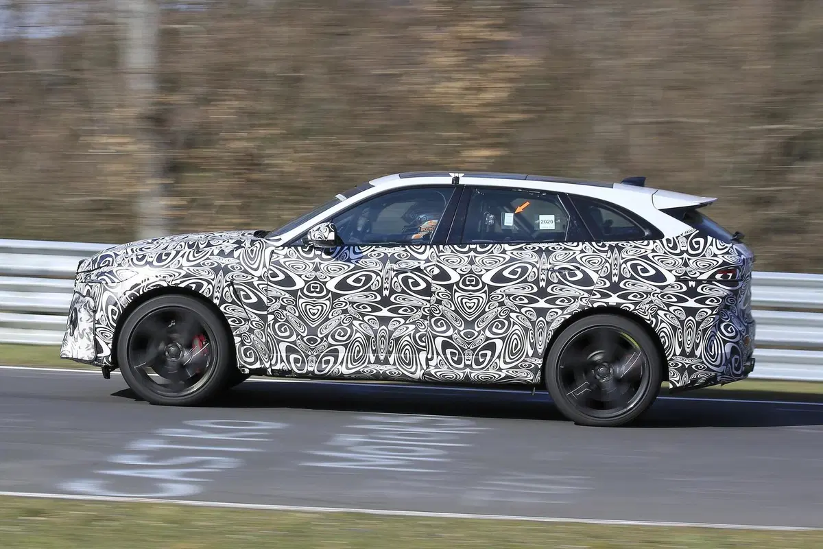 Jaguar F-Type SVR: alla ricerca del record al Ring [Foto spia] (3)