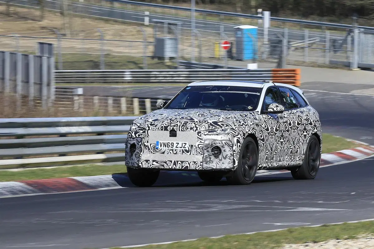 Jaguar F-Type SVR: alla ricerca del record al Ring [Foto spia] (8)