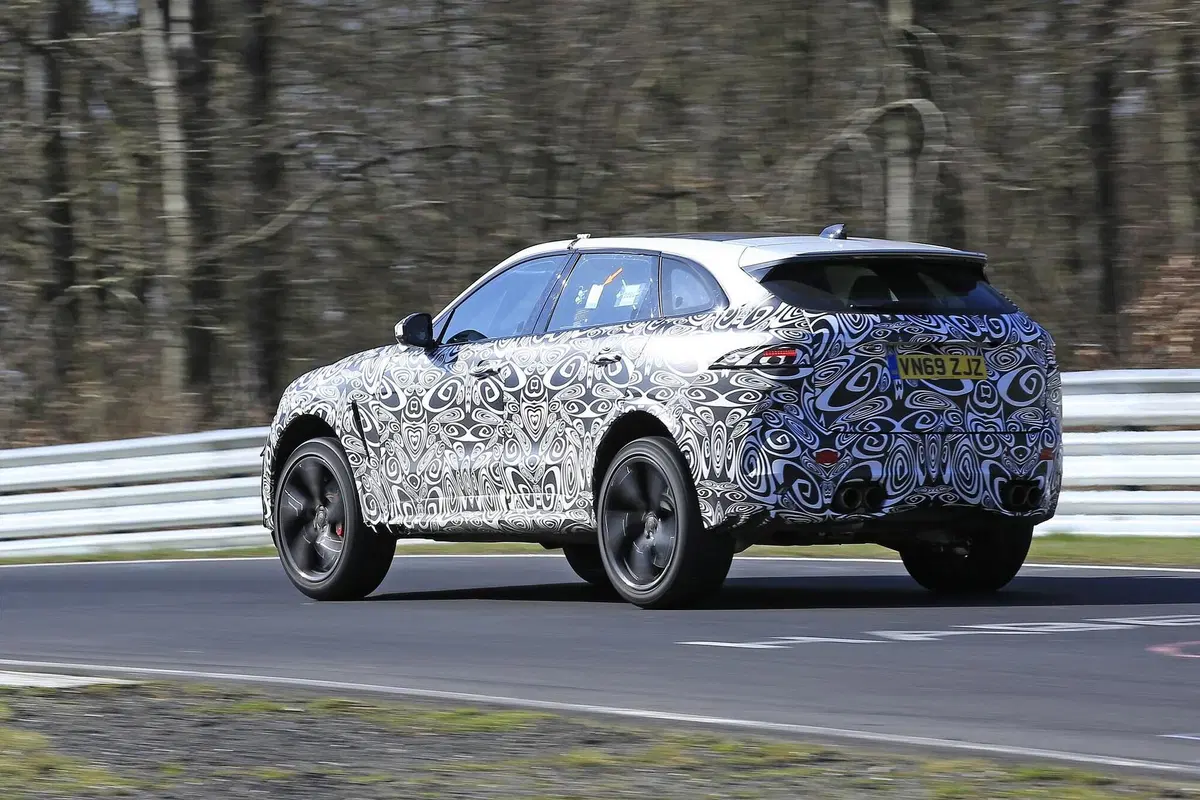 Jaguar F-Type SVR: alla ricerca del record al Ring [Foto spia] (9)